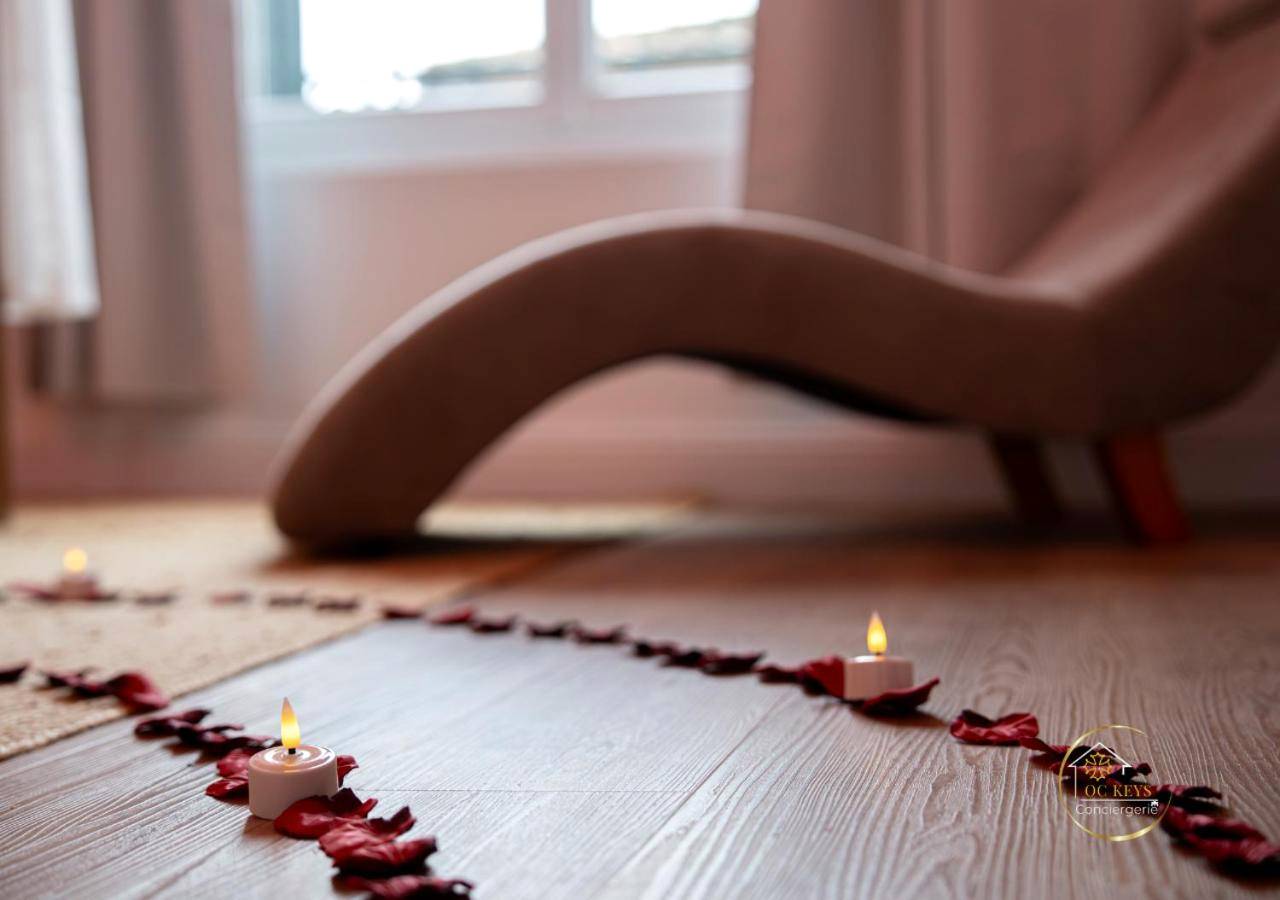 Fauteuil tantra et chemin de pétales au sol - Suite enchantée Sainte - L'Ecrin d'Albi - Love Room - 1 chambre