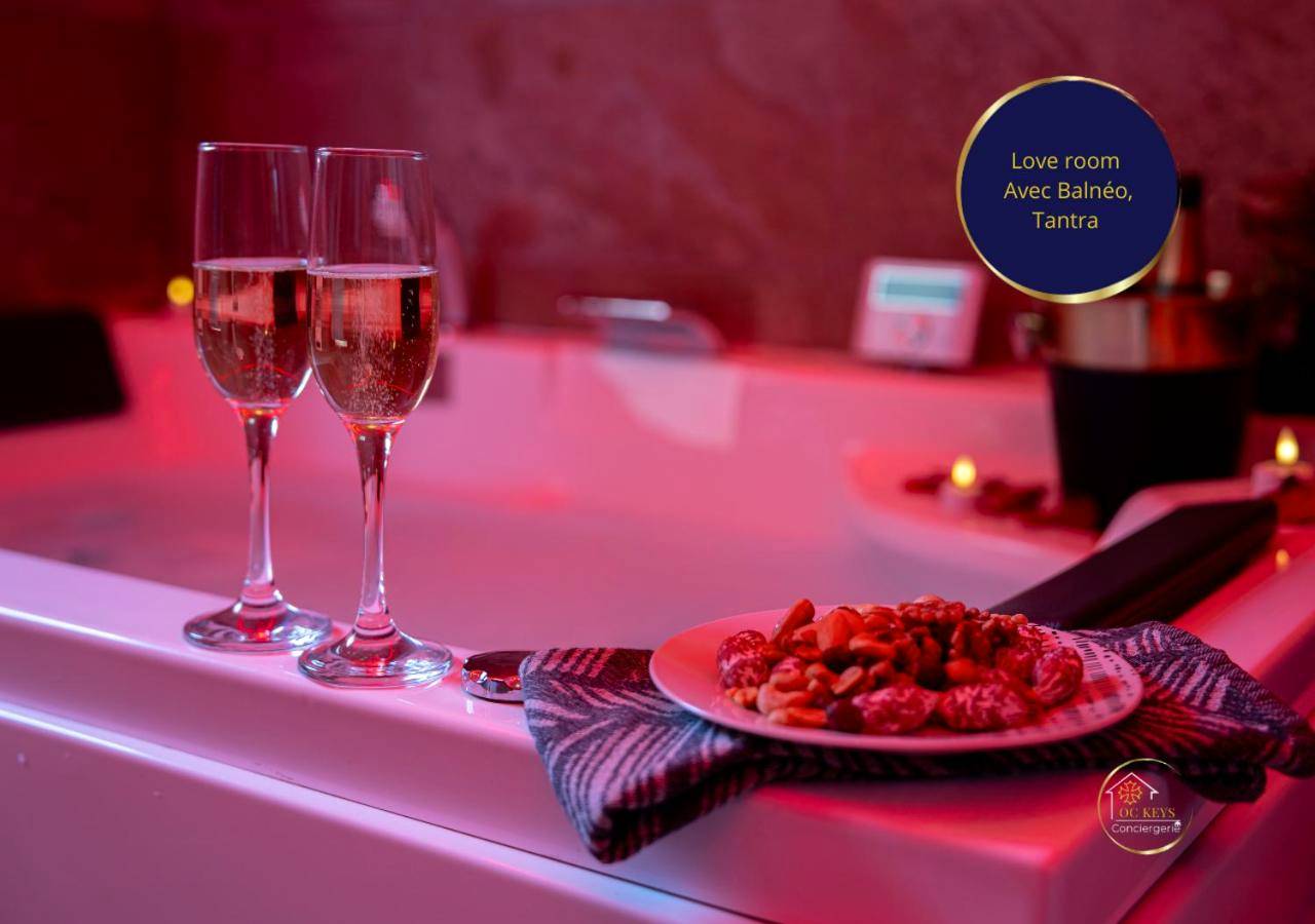 Détail champagne et apéritif au bord du jacuzzi - Suite enchantée Sainte - L'Ecrin d'Albi - Love Room - 1 chambre