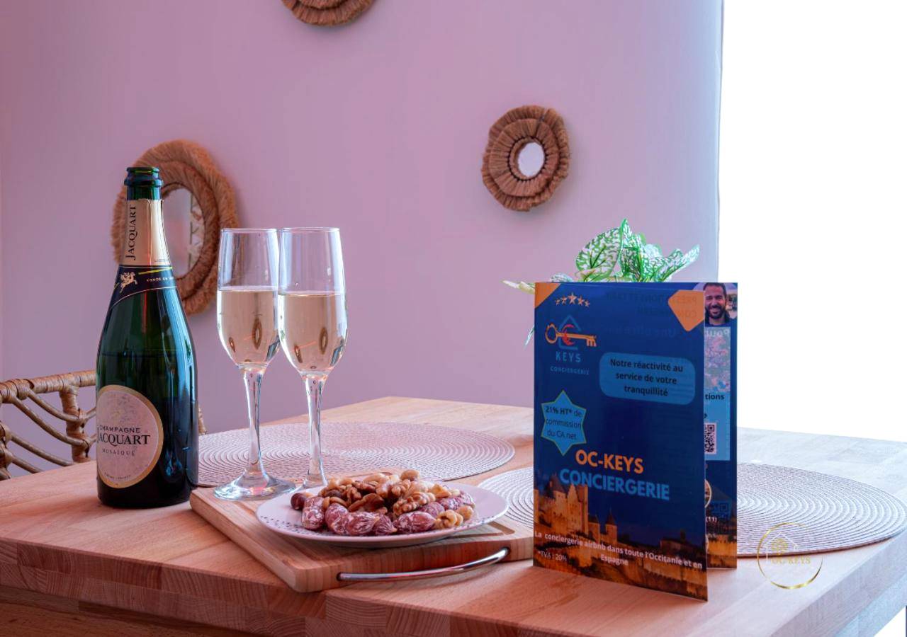 Bouteille de champagne et flûtes sur table - Suite enchantée Sainte - L'Ecrin d'Albi - Love Room - 1 chambre