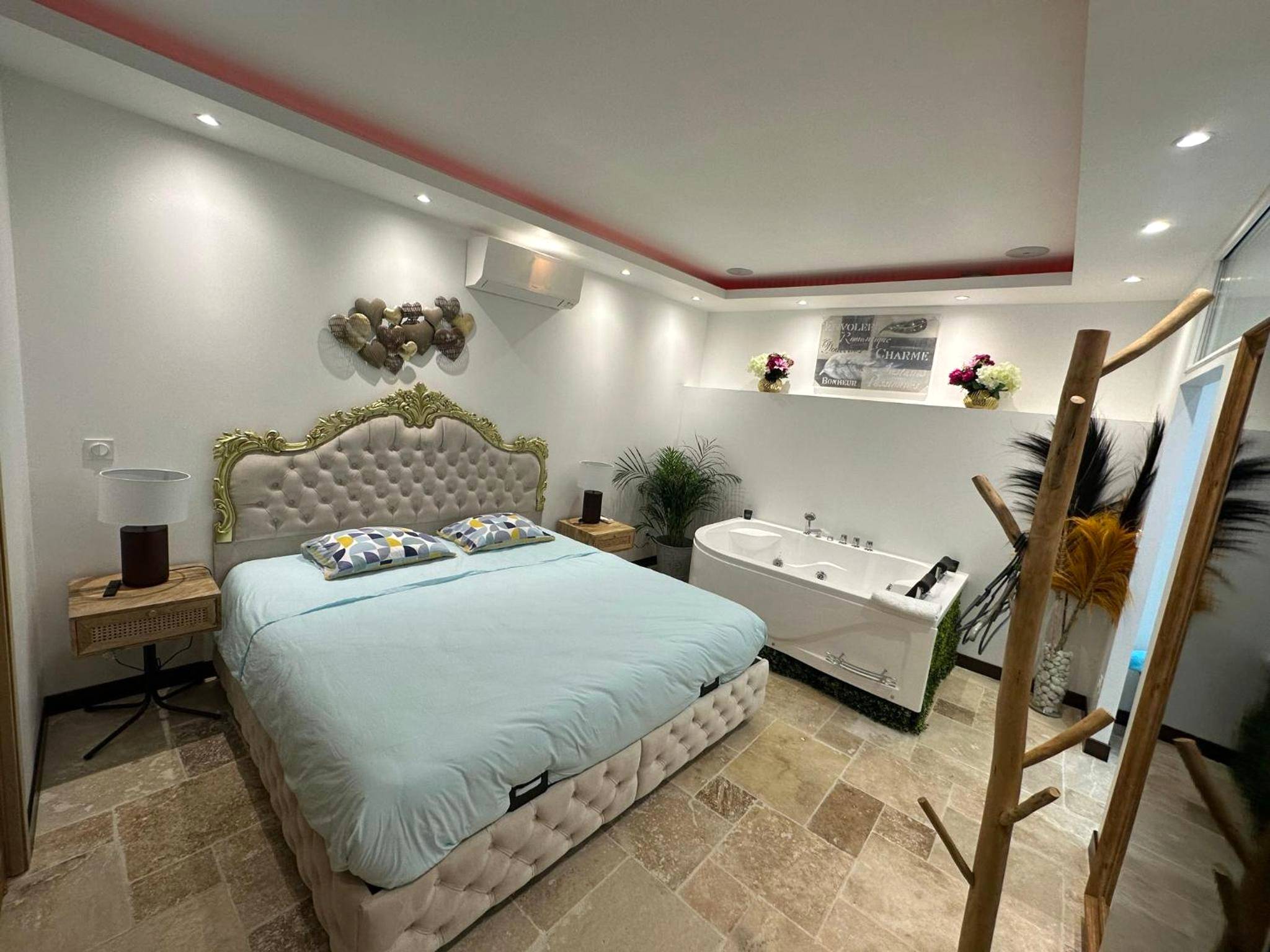 Chambre avec lit capitonné et baignoire balnéo - Love Room Saint - Avertin - L'Écrin de l'Amour