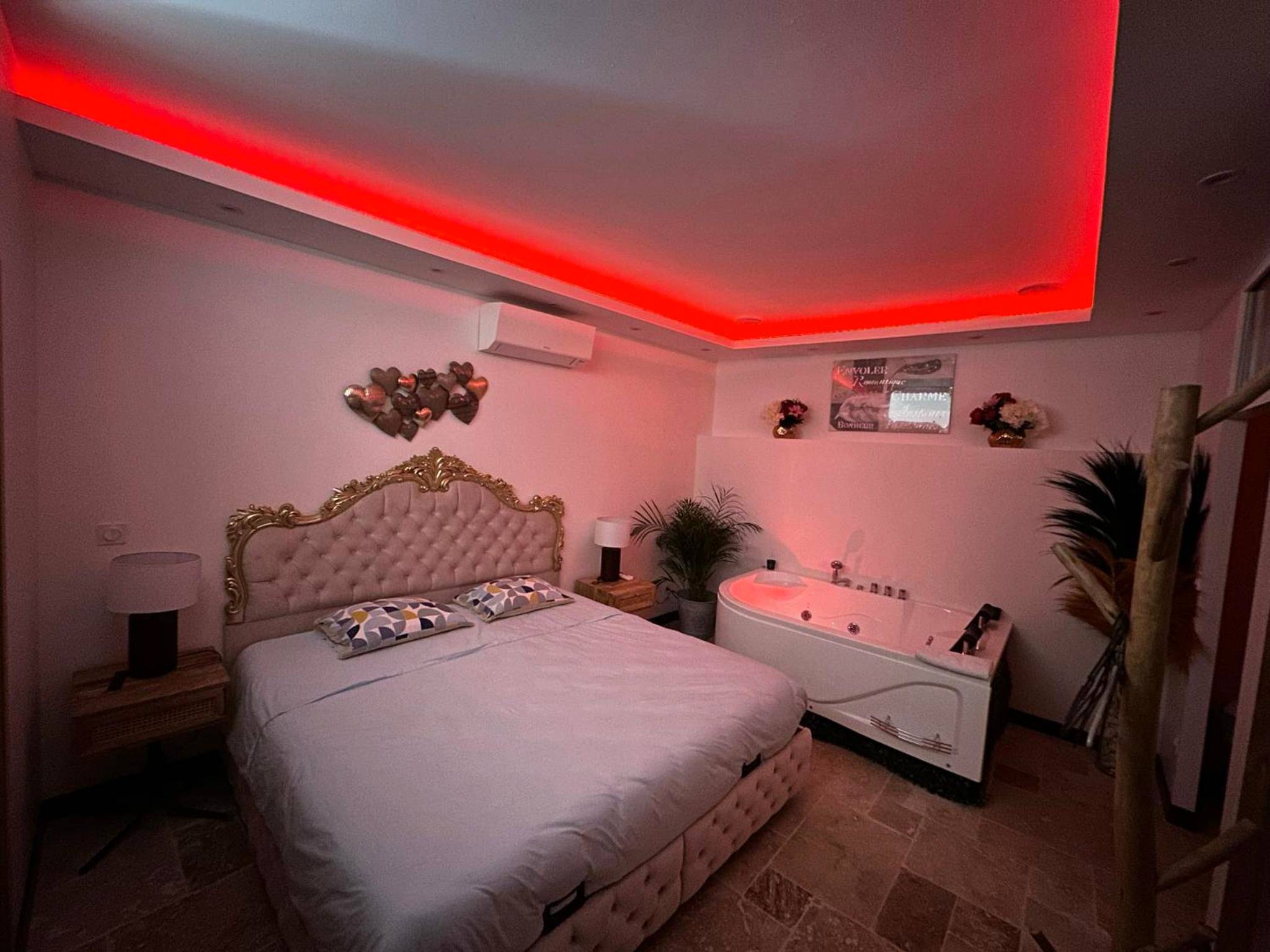 Suite romantique avec éclairage LED rouge - L'Écrin de l'Amour