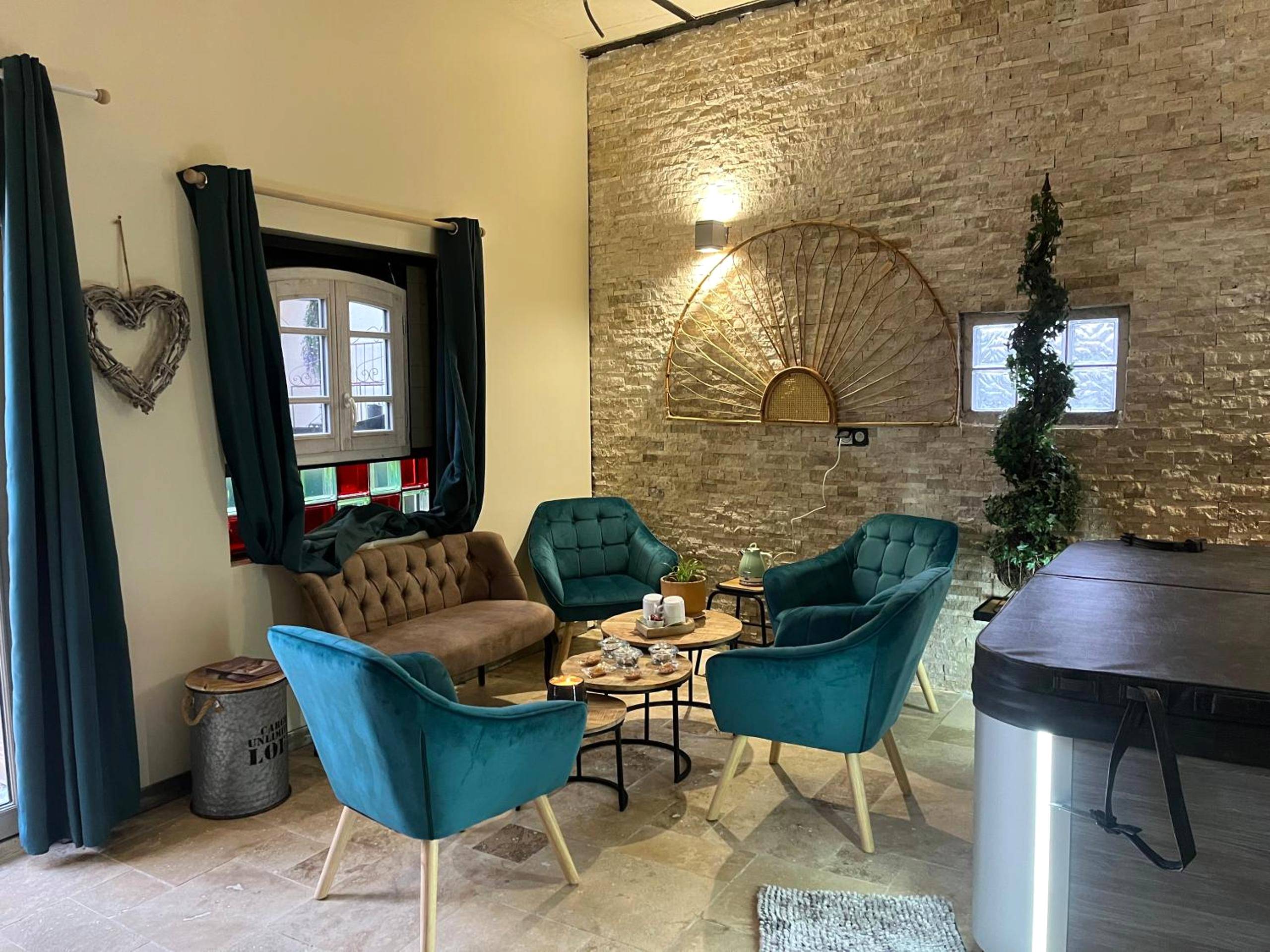 Salon cosy avec fauteuils en velours bleu - L'Écrin de l'Amour