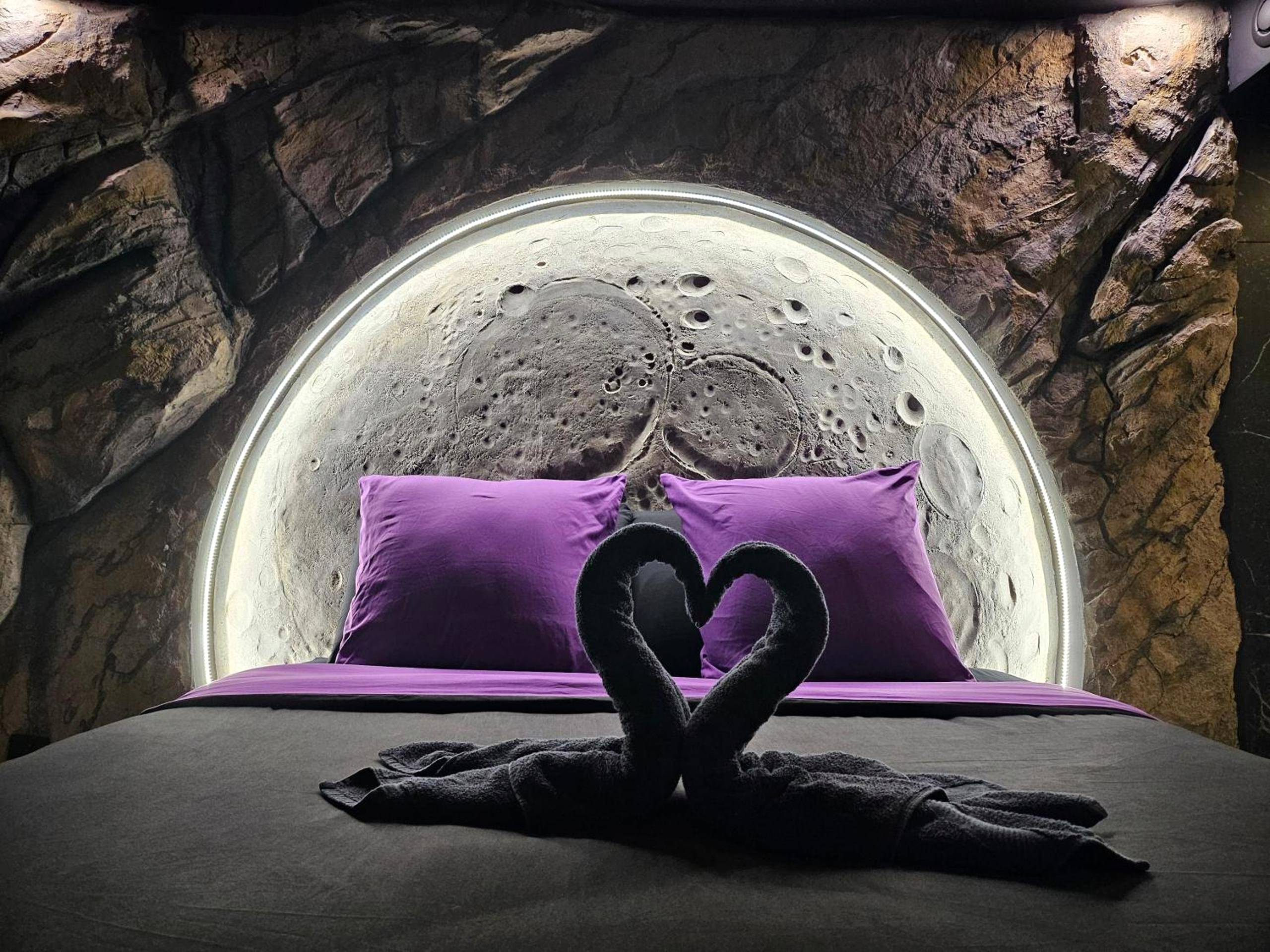 Lit avec cygnes en serviettes et décor lune - Love Room Laudun - l'Ardoise - Love Room L'ecrin d'Asteria