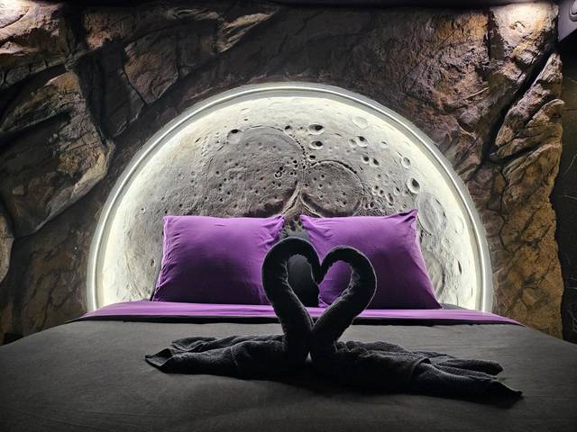 Lit avec cygnes en serviettes et décor lune - Love Room Laudun - l'Ardoise - Love Room L'ecrin d'Asteria
