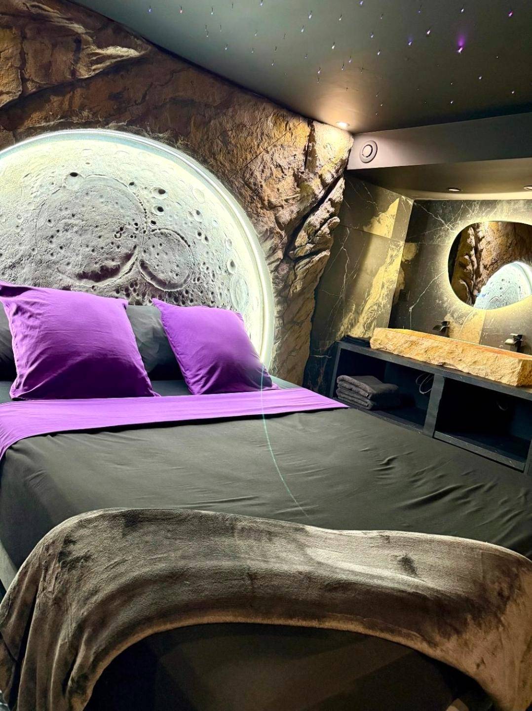 Chambre thématique avec vasque en pierre - Love Room L'ecrin d'Asteria