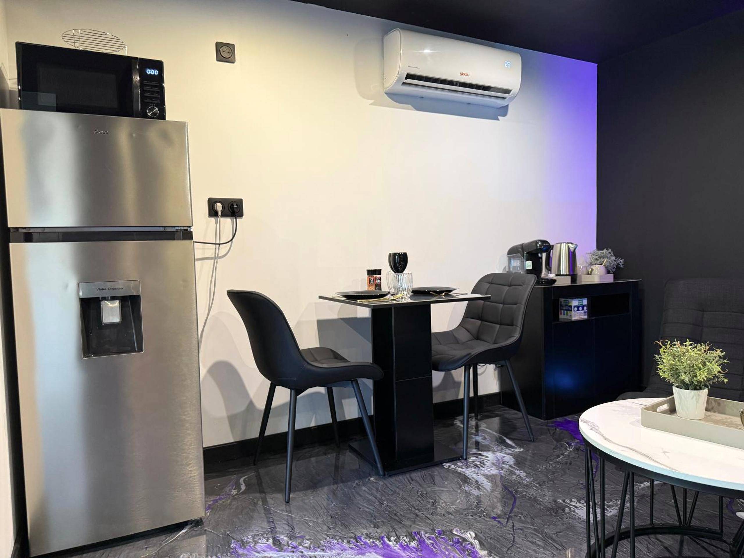 Espace repas moderne avec cuisine équipée - Love Room L'ecrin d'Asteria