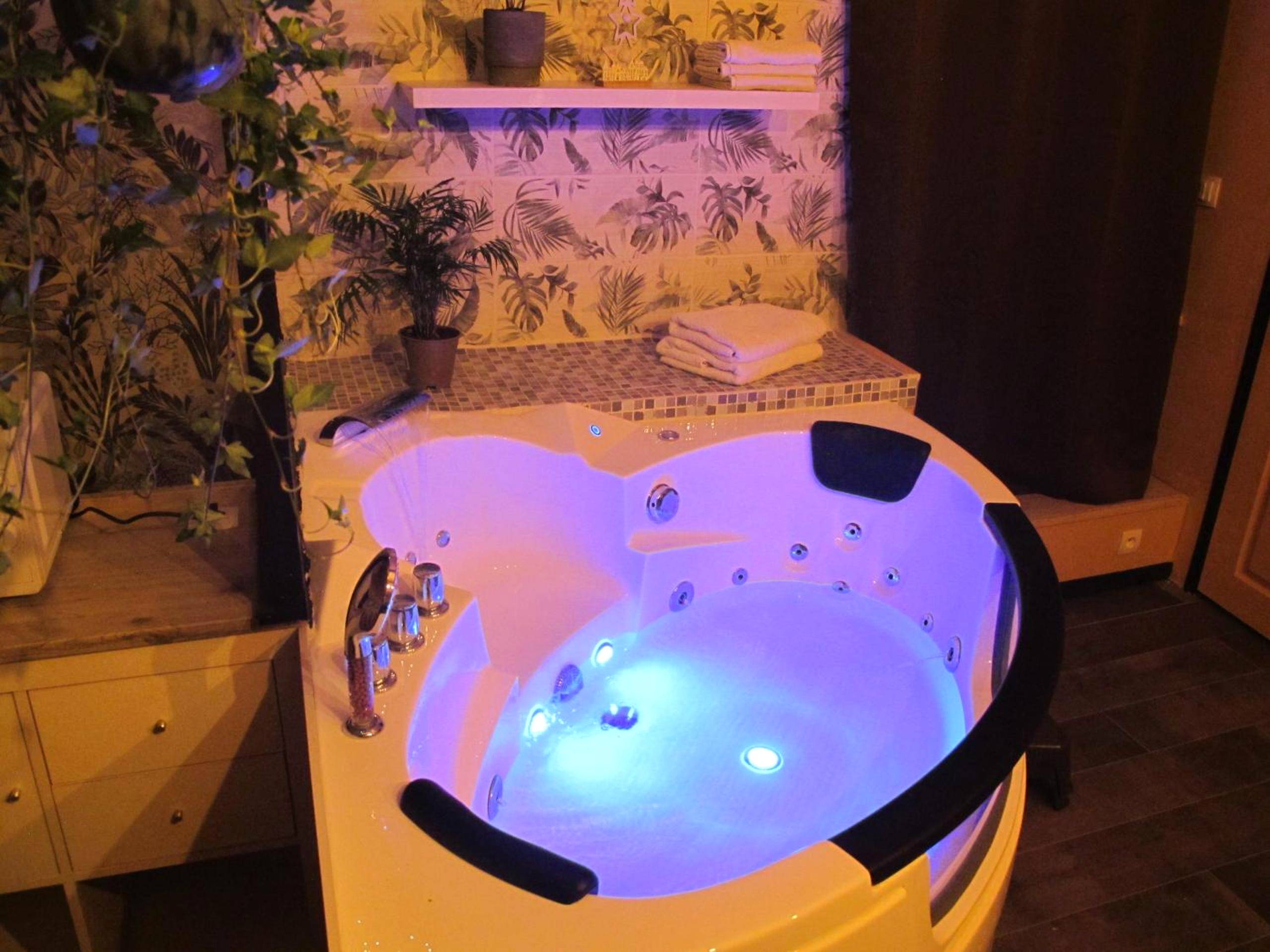 Jacuzzi privatif avec éclairage LED bleu - Love Room Bourg - L'écrin Dasna