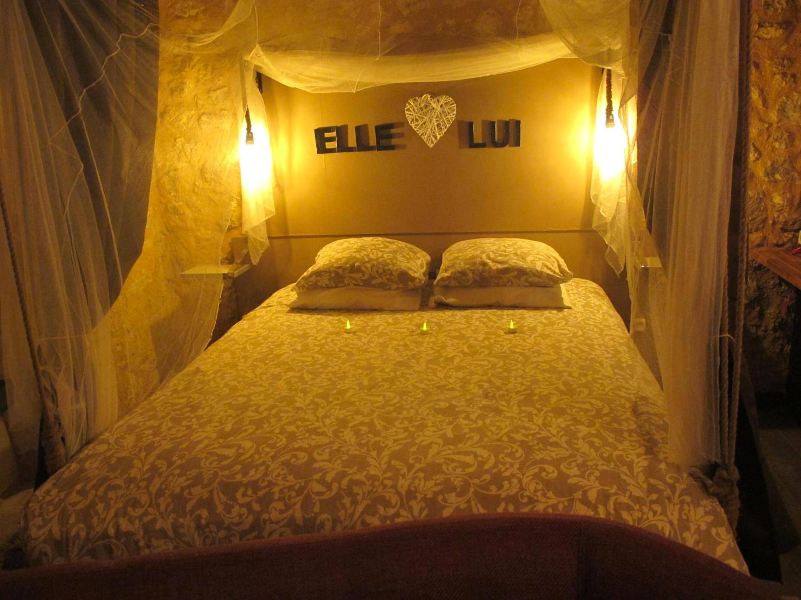 Lit à baldaquin avec décoration romantique - L'écrin Dasna