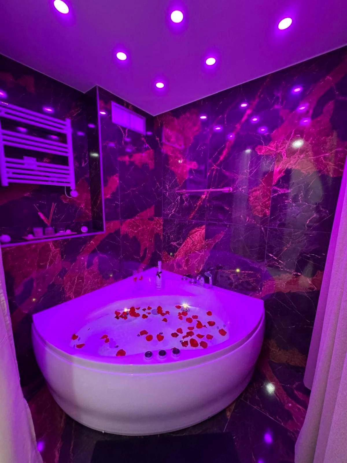 Vue principale - Love Room Ambilly - L'Écrin Secret Romantic Love Room & Private Spa