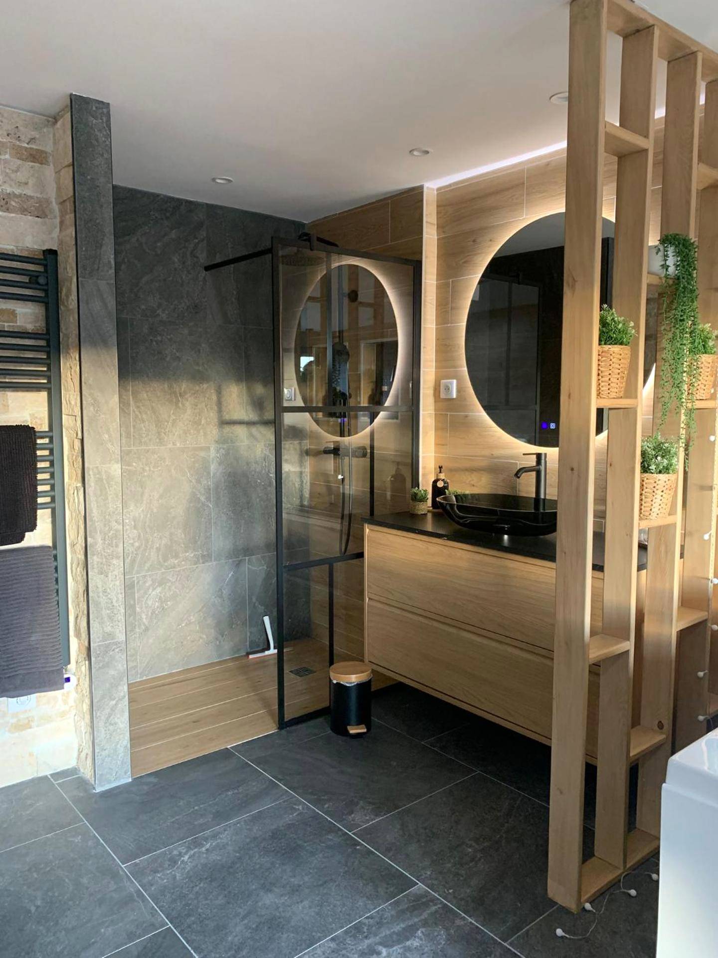 Baignoire balnéo double face au mur de pierre - L'Eden