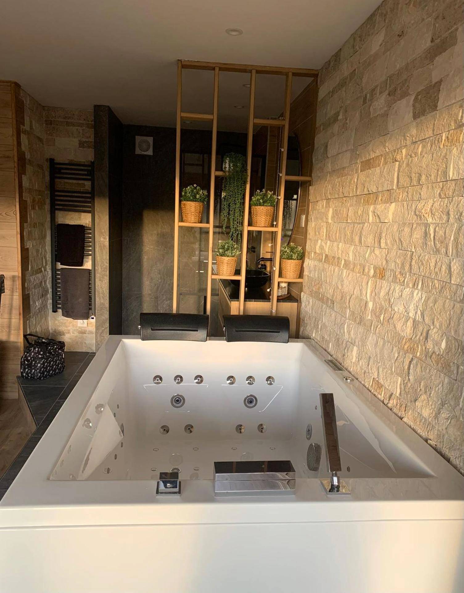 Jacuzzi privatif avec éclairage LED violet - L'Eden