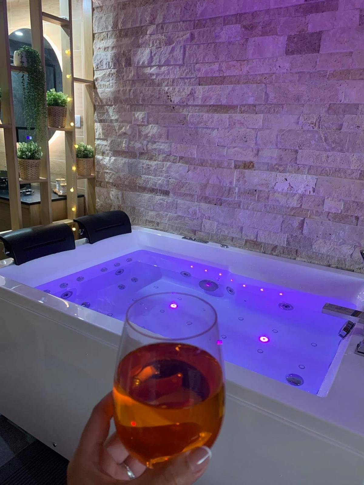 Suite romantique avec jacuzzi et pétales de rose - L'Eden