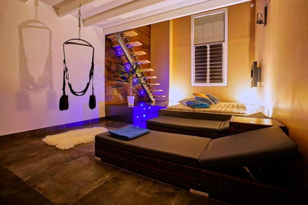 Balançoire érotique et méridiennes de détente - Love Room Grenoble - L'Eden d'Aphrodite