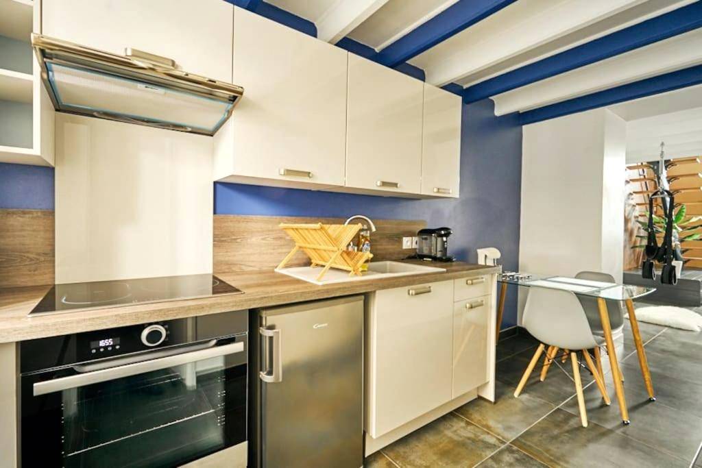 Cuisine équipée moderne avec coin repas - L'Eden d'Aphrodite