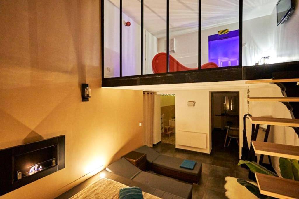 Vue sur mezzanine et cheminée à éthanol - L'Eden d'Aphrodite