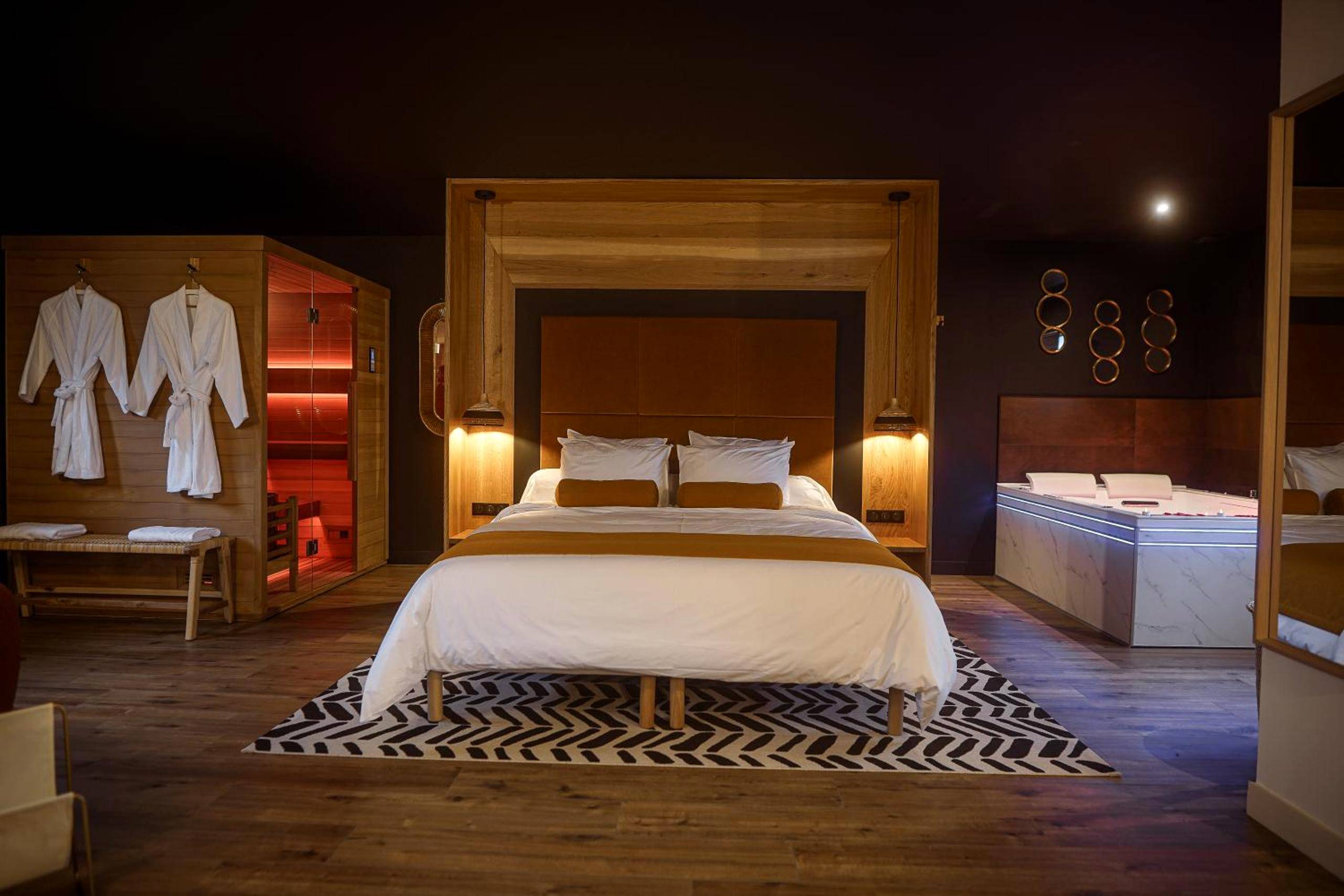 Chambre avec lit king size, sauna et jacuzzi - Love Room Treize - Vents - * L’Eden * Maison romantique avec balnéo et sauna