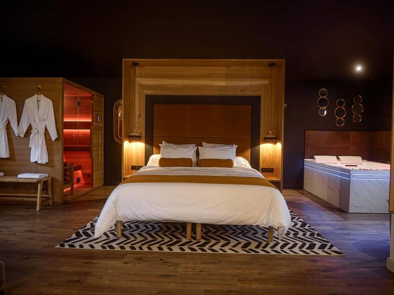 Chambre avec lit king size, sauna et jacuzzi - Love Room Treize - Vents - * L’Eden * Maison romantique avec balnéo et sauna