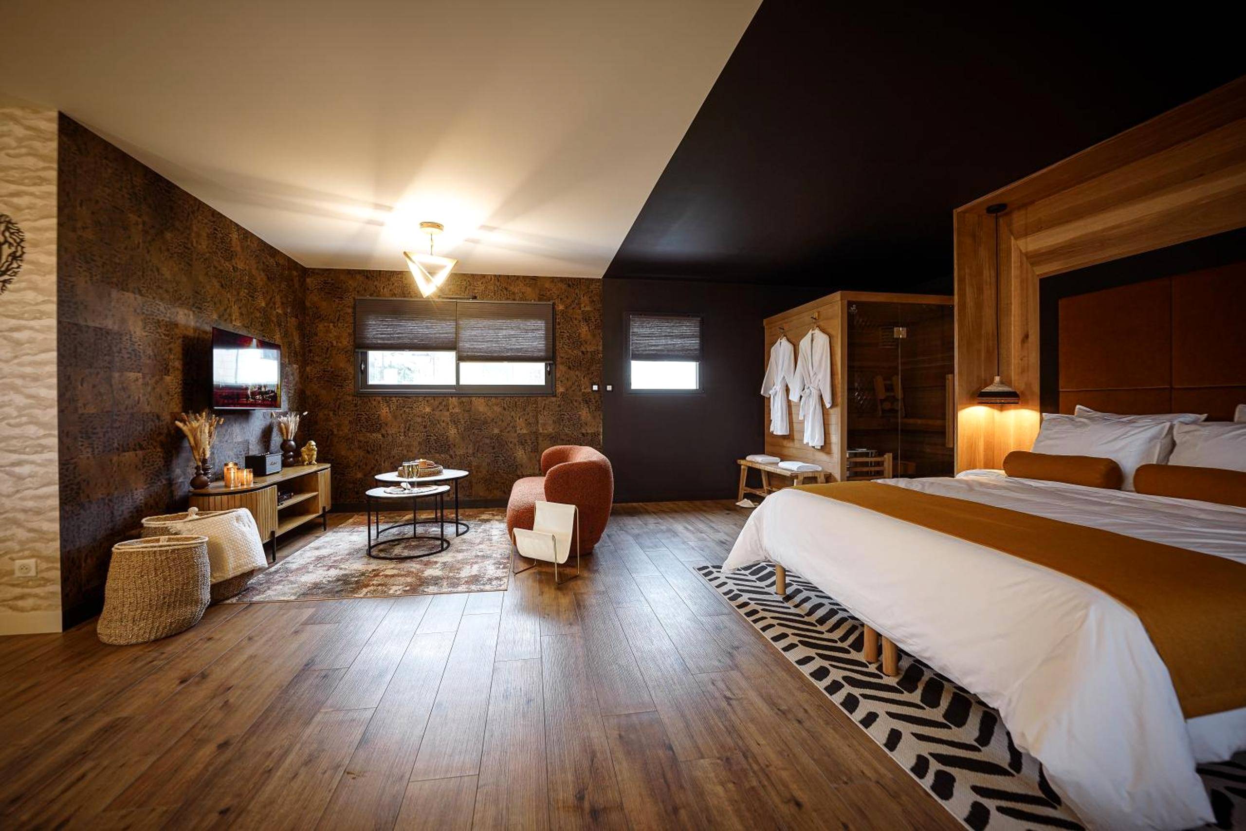 Espace de vie ouvert avec lit et coin salon - * L’Eden * Maison romantique avec balnéo et sauna
