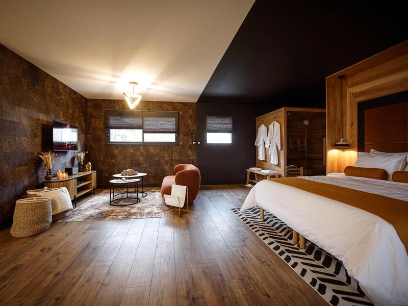 Espace de vie ouvert avec lit et coin salon - * L’Eden * Maison romantique avec balnéo et sauna
