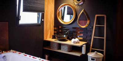 Vasque noire et miroirs dorés près du jacuzzi - * L’Eden * Maison romantique avec balnéo et sauna