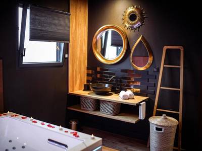 Vasque noire et miroirs dorés près du jacuzzi - * L’Eden * Maison romantique avec balnéo et sauna