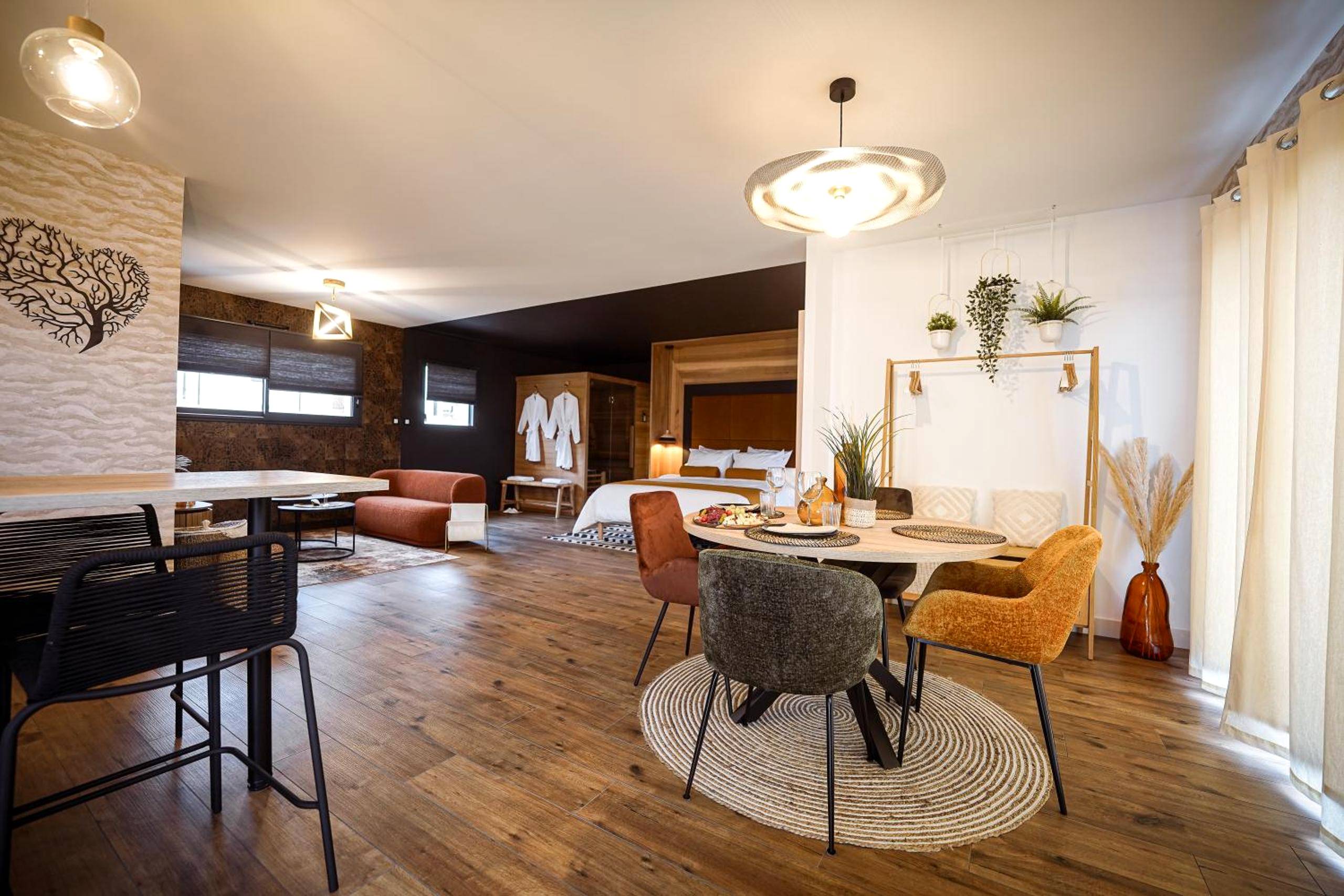 Espace repas avec table ronde et chaises colorées - * L’Eden * Maison romantique avec balnéo et sauna