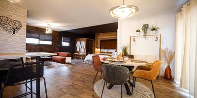 Espace repas avec table ronde et chaises colorées - * L’Eden * Maison romantique avec balnéo et sauna