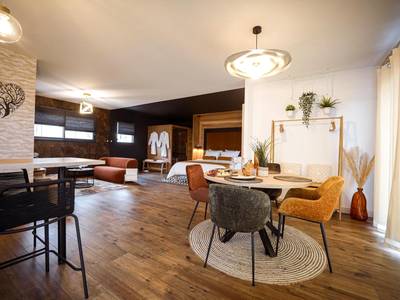 Espace repas avec table ronde et chaises colorées - * L’Eden * Maison romantique avec balnéo et sauna