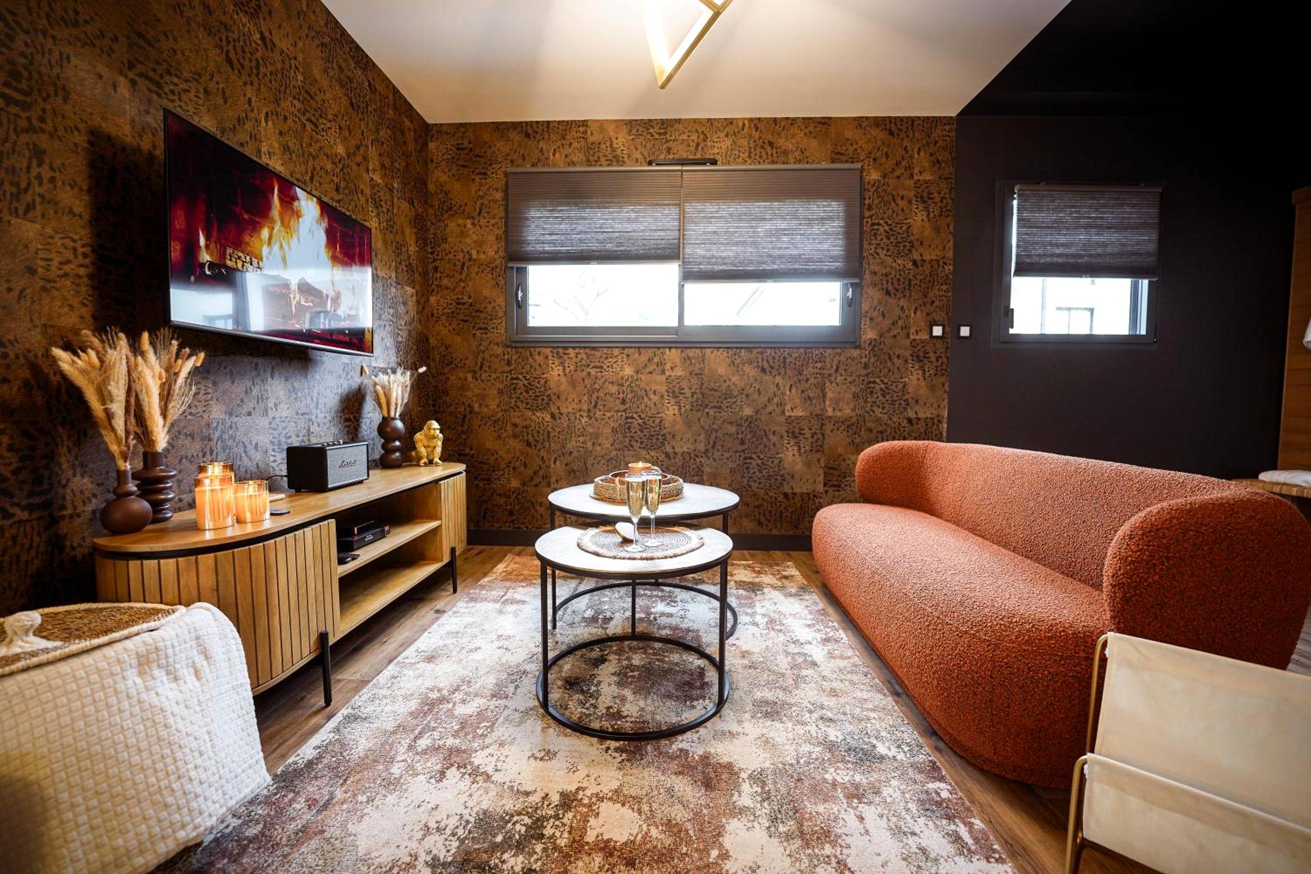 Coin salon avec canapé terracotta et télévision - * L’Eden * Maison romantique avec balnéo et sauna