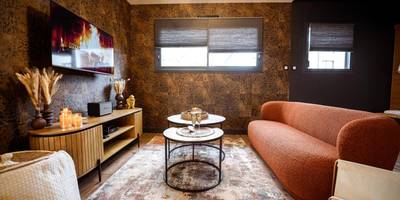 Coin salon avec canapé terracotta et télévision - * L’Eden * Maison romantique avec balnéo et sauna