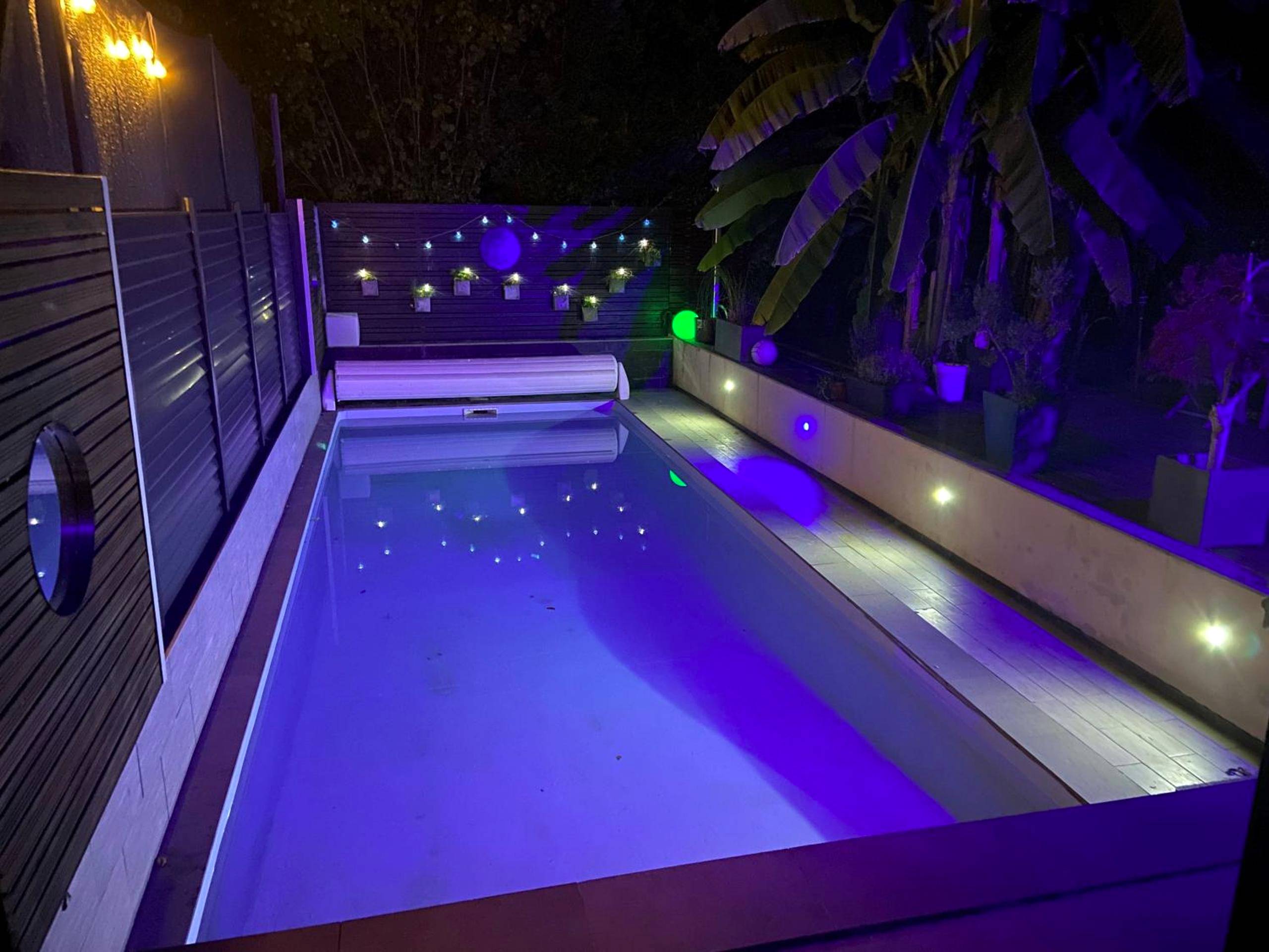 Piscine extérieure avec éclairage bleu de nuit - Love Room Saint - Rémy - lès - Chevreuse - L'Eden
