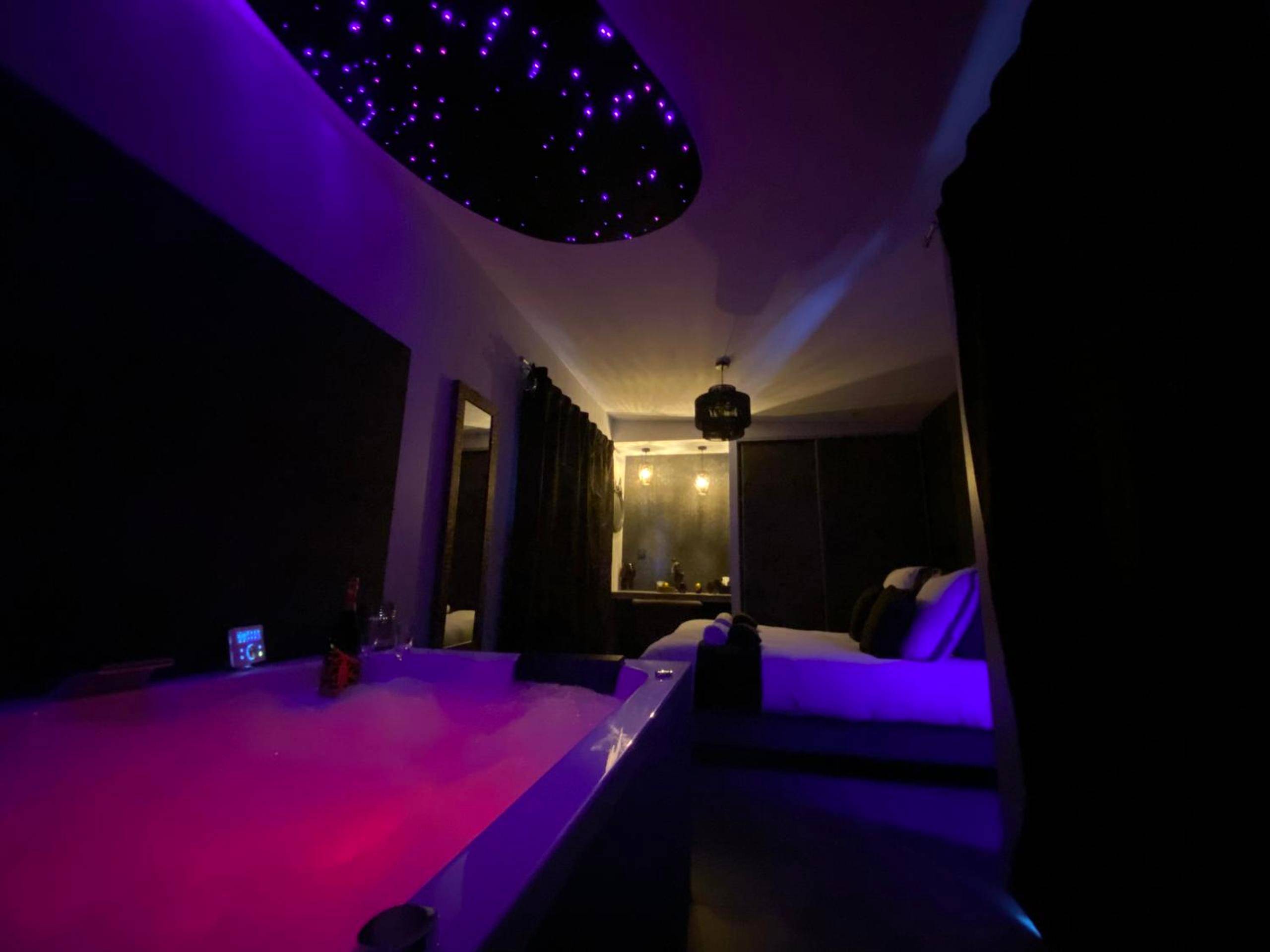 Jacuzzi et lit avec ciel étoilé lumineux - L'Eden
