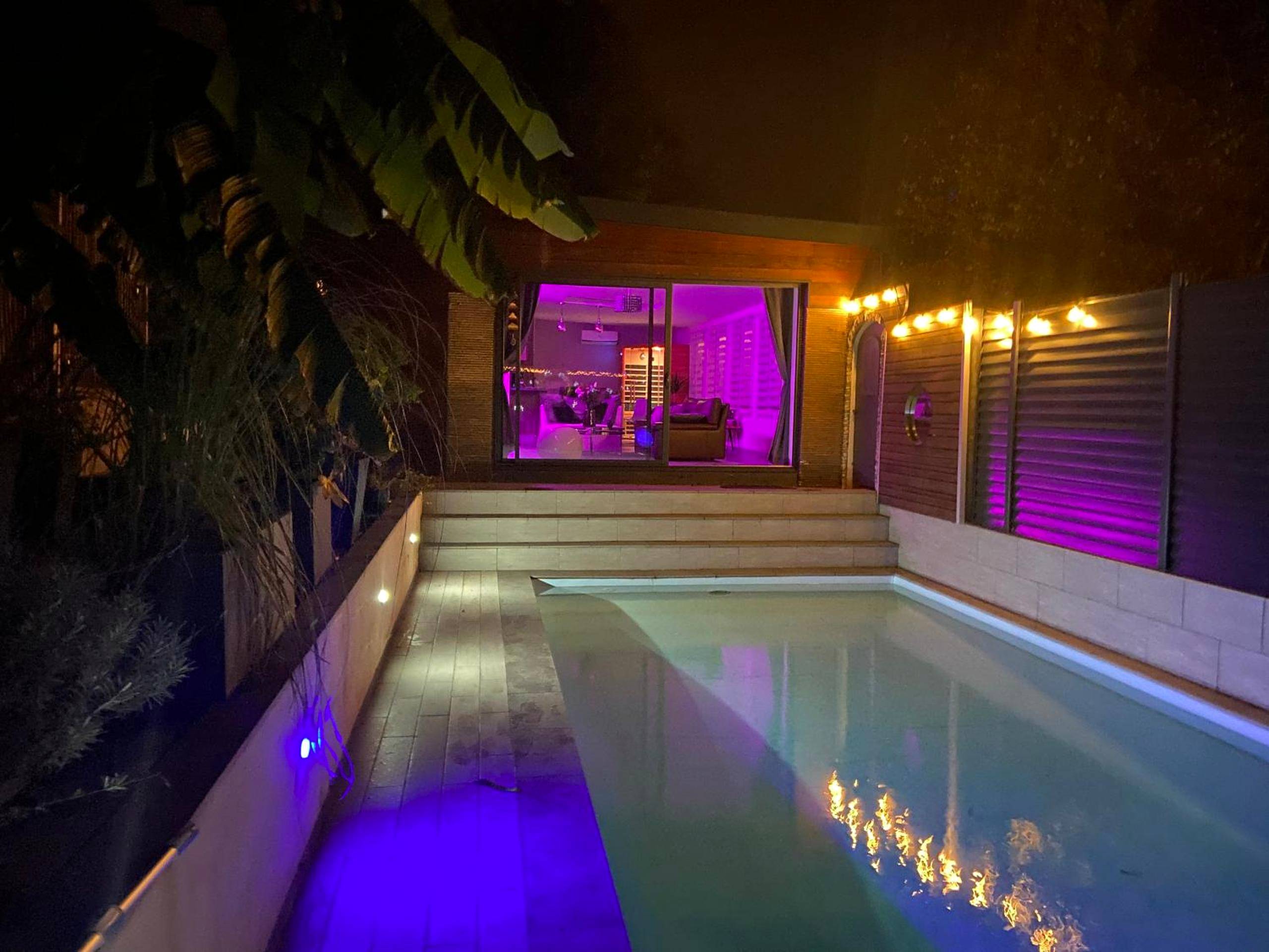 Vue extérieure du logement avec piscine éclairée - L'Eden