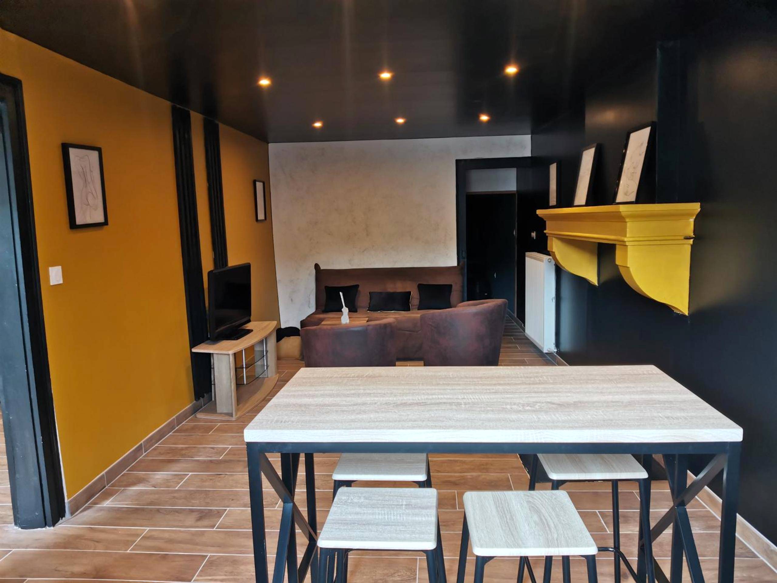 Espace repas avec table haute et tabourets - Love - room l'eden du Désir