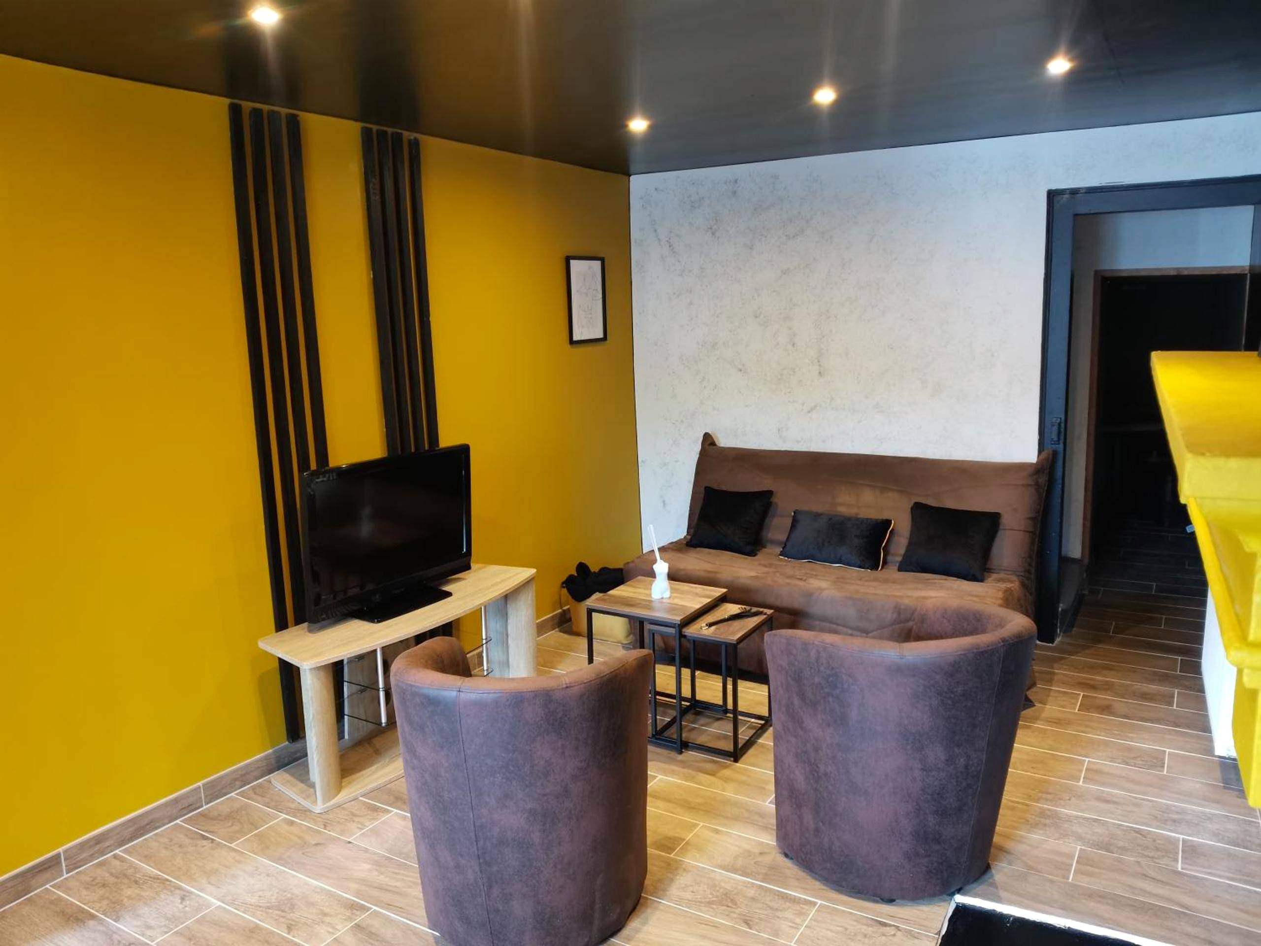 Salon avec fauteuils, canapé et télévision - Love - room l'eden du Désir