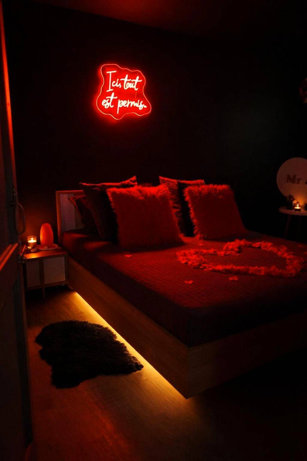 Lit avec cœur en pétales et néon rouge - Love Room Carpentras - Eden House, Cocon sensuel et romantique avec jacuzzi