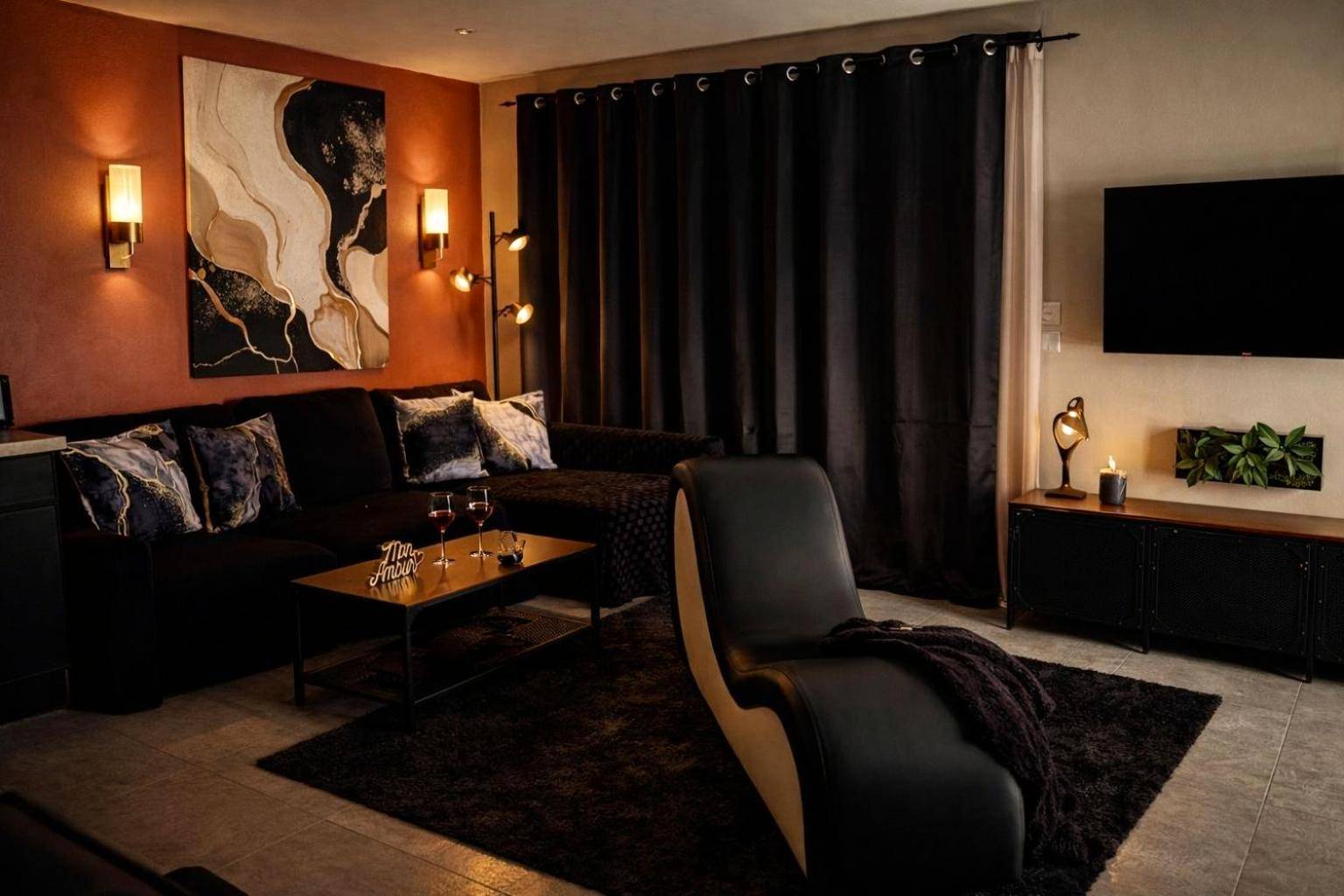 Salon avec canapé d'angle et fauteuil tantrique - Eden House, Cocon sensuel et romantique avec jacuzzi