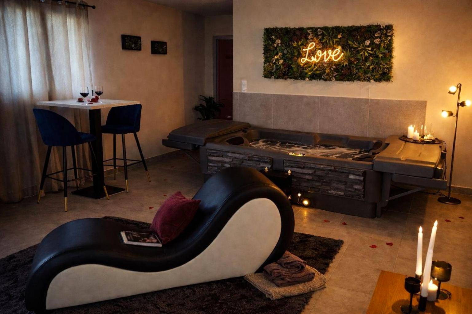 Espace détente avec jacuzzi et fauteuil courbe - Eden House, Cocon sensuel et romantique avec jacuzzi