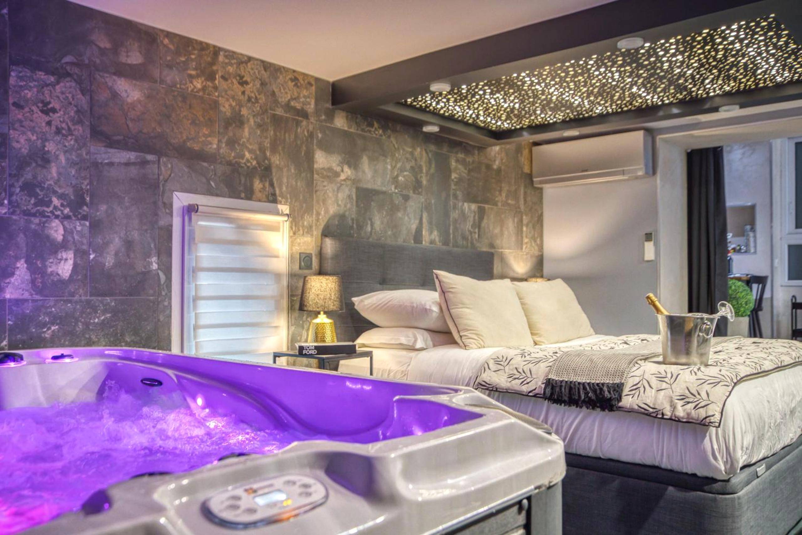 Jacuzzi privatif et lit double avec champagne - Love Room Grenoble - L'Eden Love - Jacuzzi / Sauna