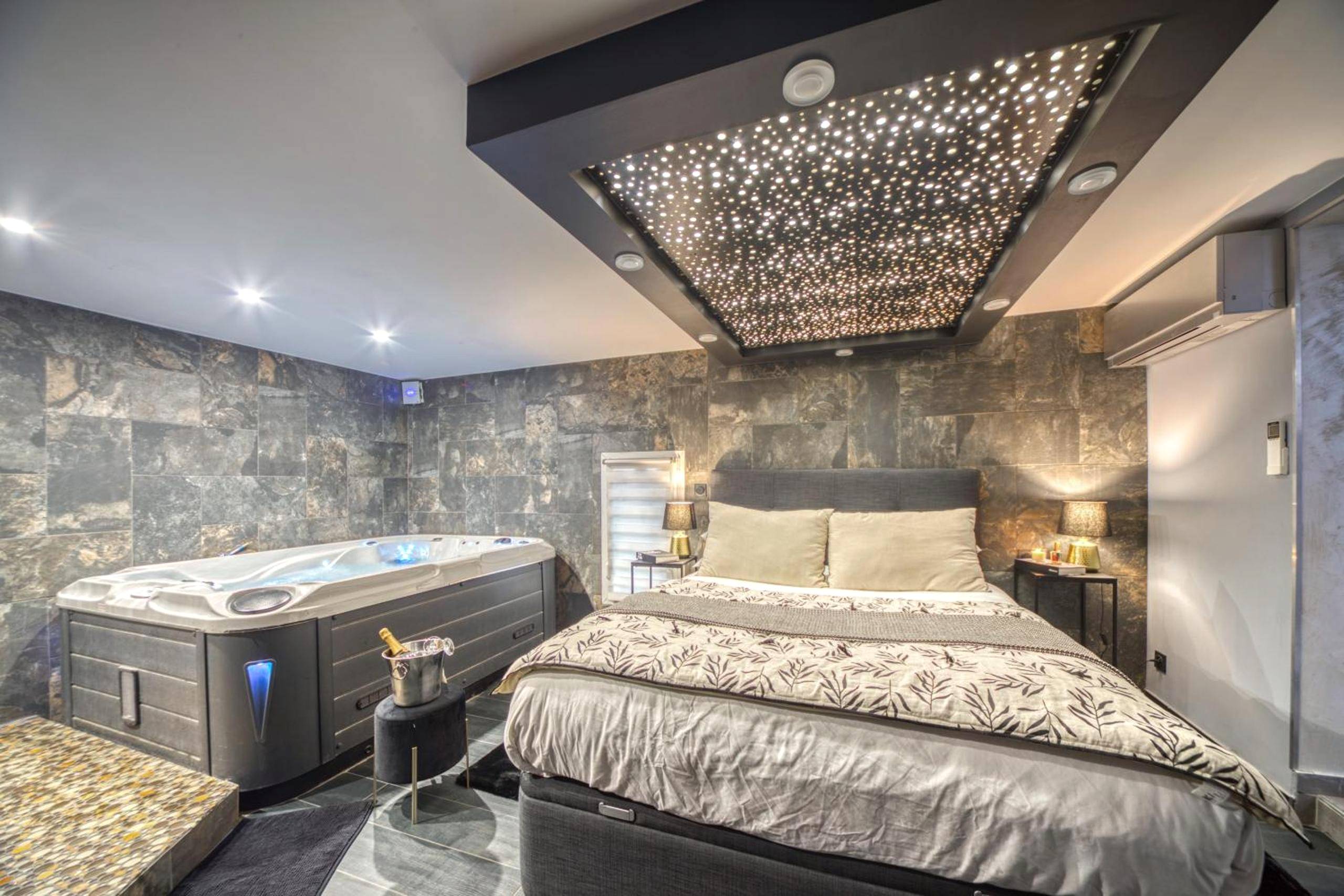 Chambre avec lit king size et ciel étoilé - L'Eden Love - Jacuzzi / Sauna