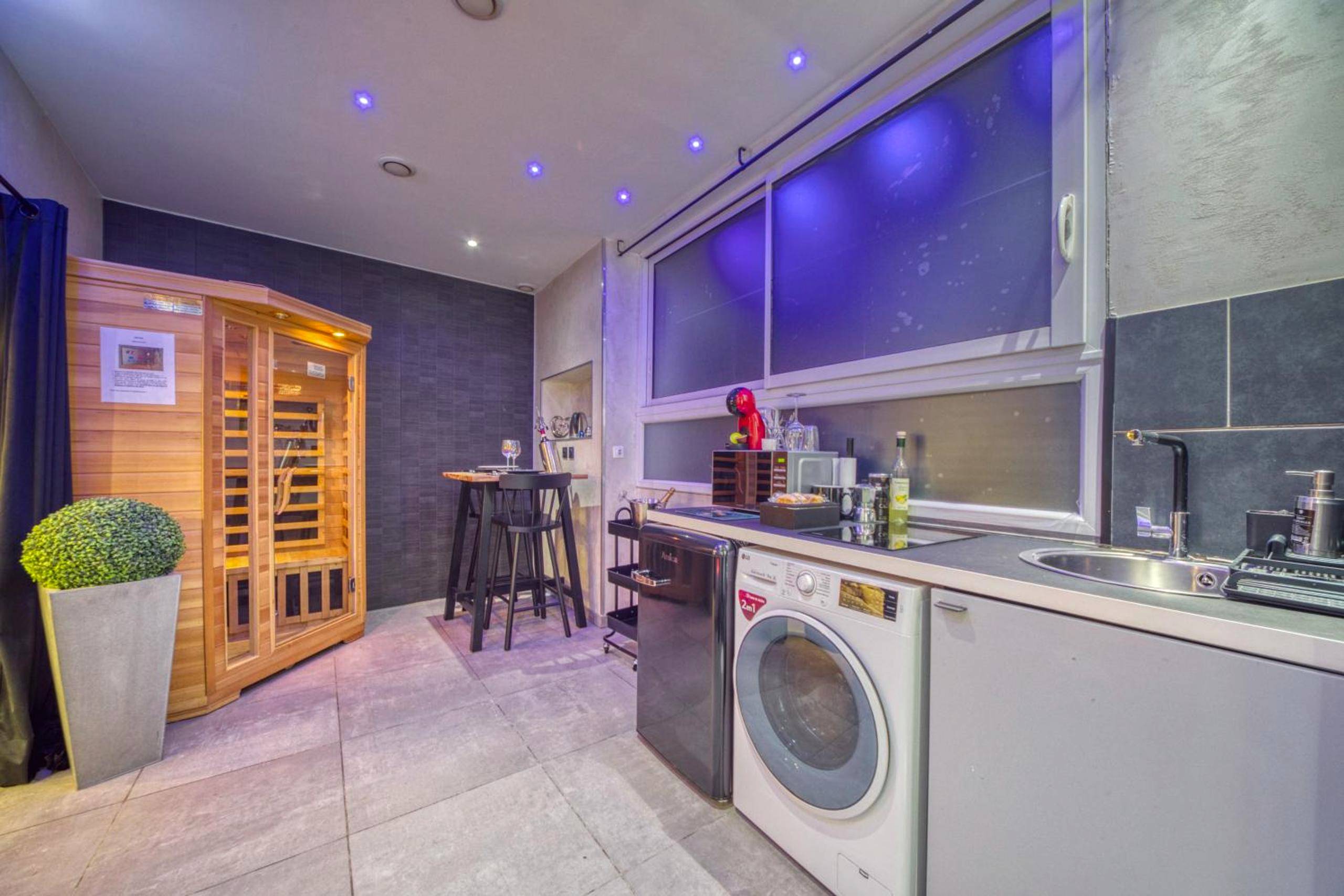 Espace cuisine avec sauna et coin repas - L'Eden Love - Jacuzzi / Sauna