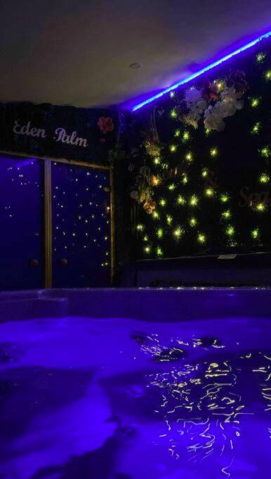 Jacuzzi privatif avec éclairage néon bleu - Love Room Berre - l'Étang - Eden palm suite & spa