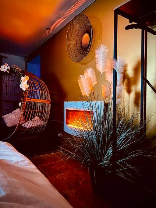 Fauteuil suspendu et cheminée décorative - Eden palm suite & spa