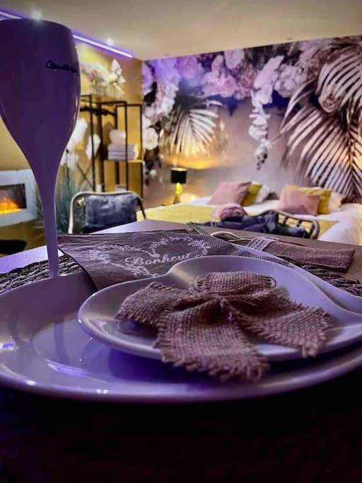 Table dressée avec assiette en forme de cœur - Eden palm suite & spa