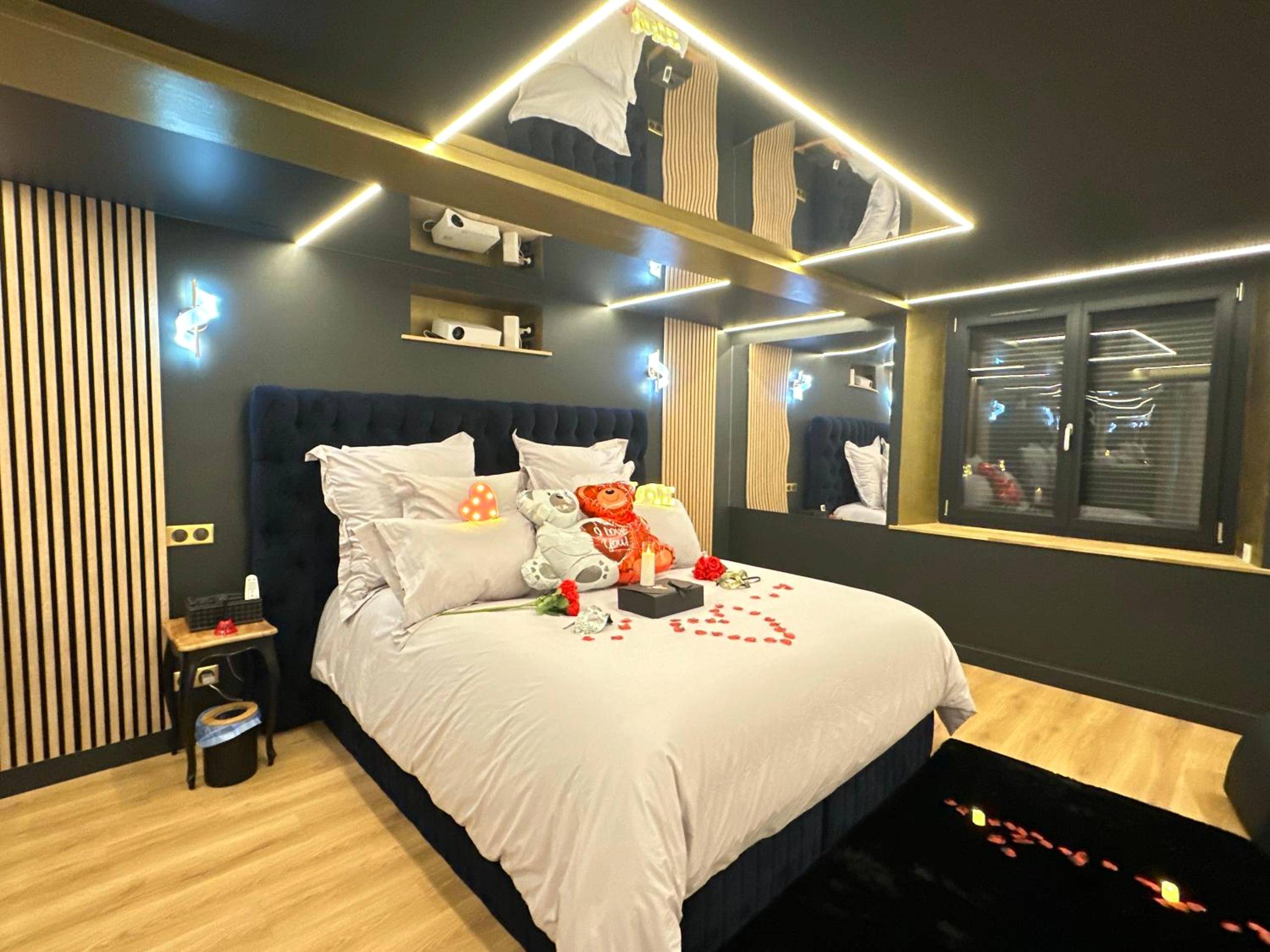 Lit king size avec miroir au plafond - Love Room Castres - Eden de Roques