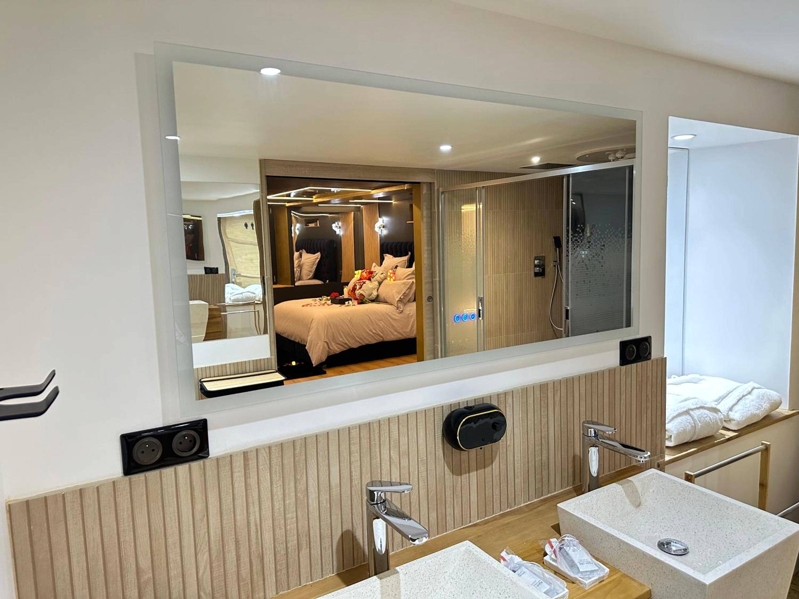 Double vasque et grand miroir éclairé - Eden de Roques