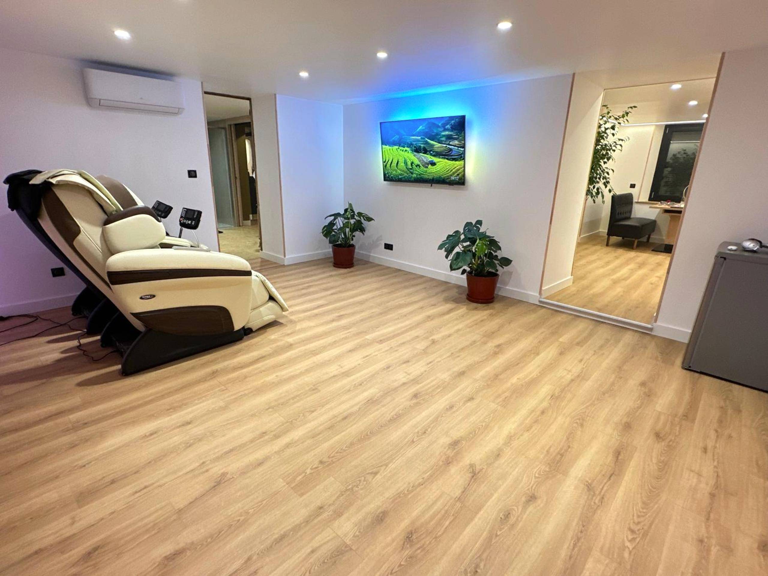 Fauteuil de massage et écran plat - Eden de Roques