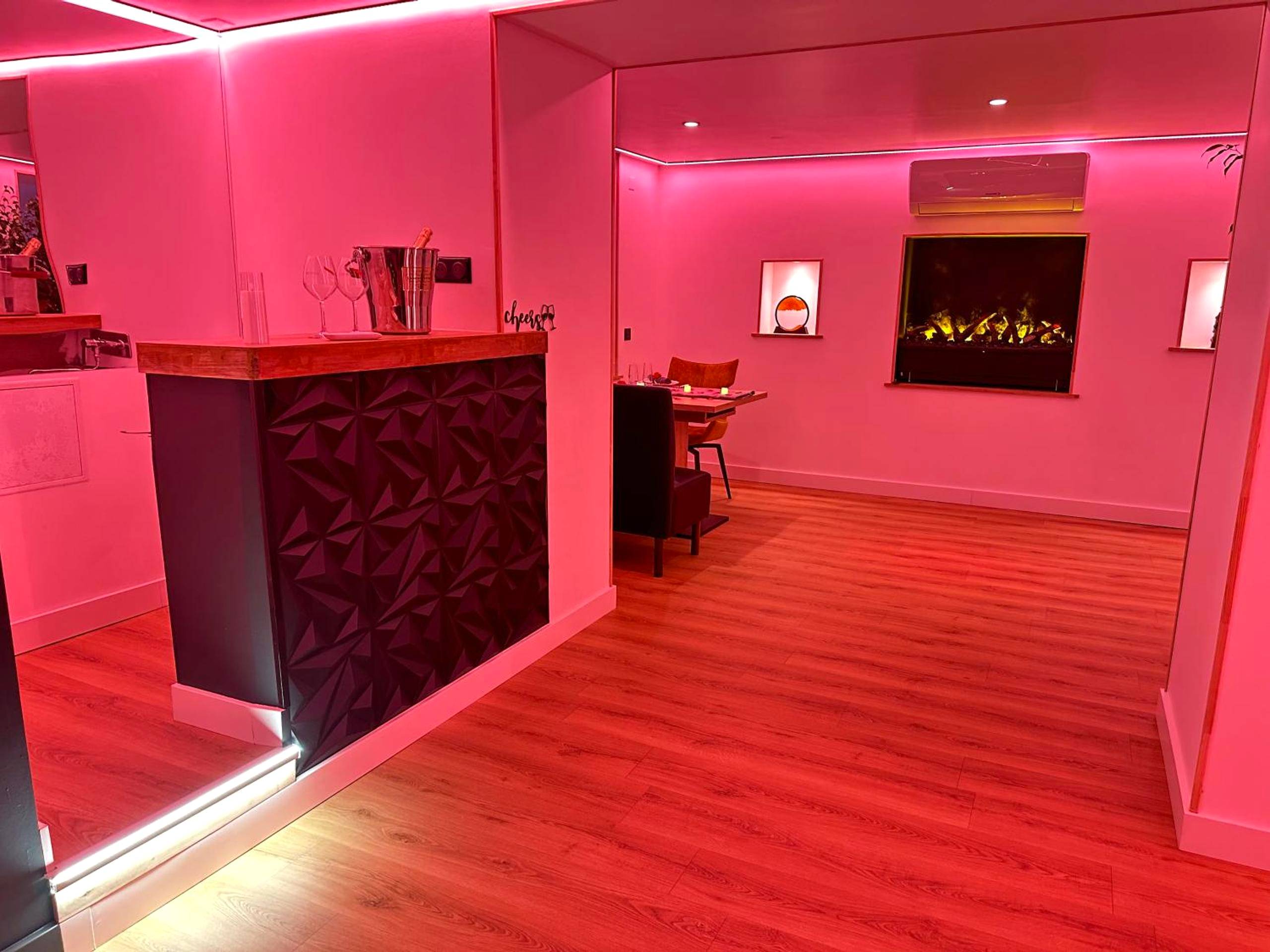 Espace bar et salon avec lumière rose - Eden de Roques