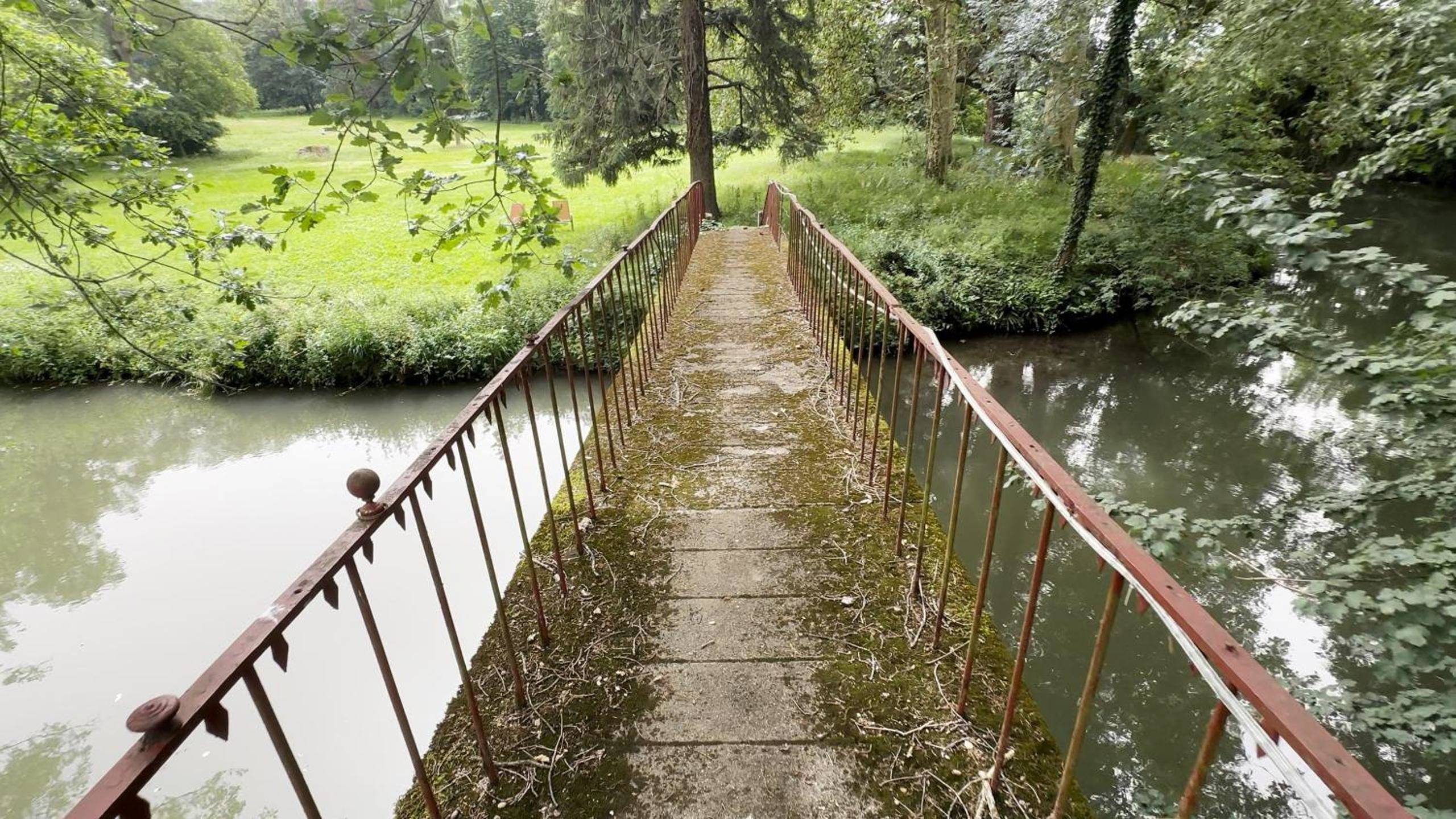 Passerelle privée au - dessus de l'eau - Eden de Roques