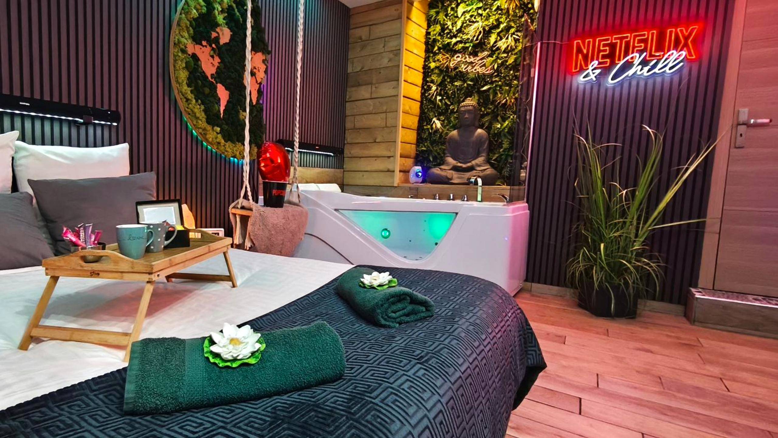 Chambre avec jacuzzi et plateau de courtoisie - Love Room Brie - Comte - Robert - Eden SPA et Cinéma